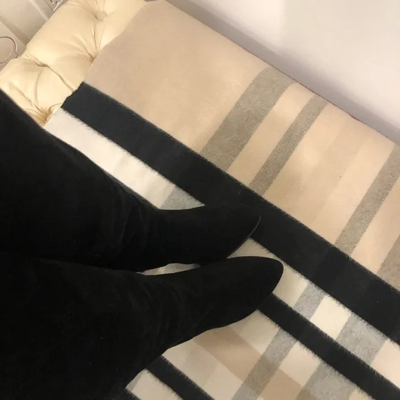 Givenchy suede boots in a size 39.5. I previously sold my sisters size 39 - Picture 5 of 9